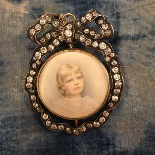 Cameo withe a portrait or photo which adds sentimental value